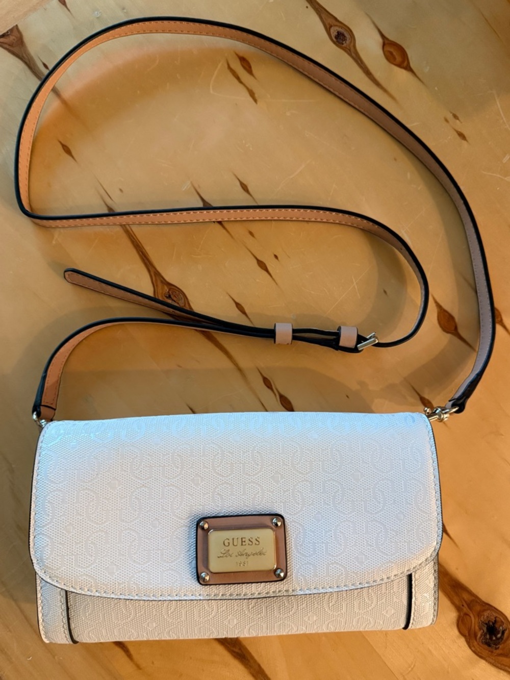 GUESS CLUTCH EUC WHITE SEVERAL COMPARTMENTS